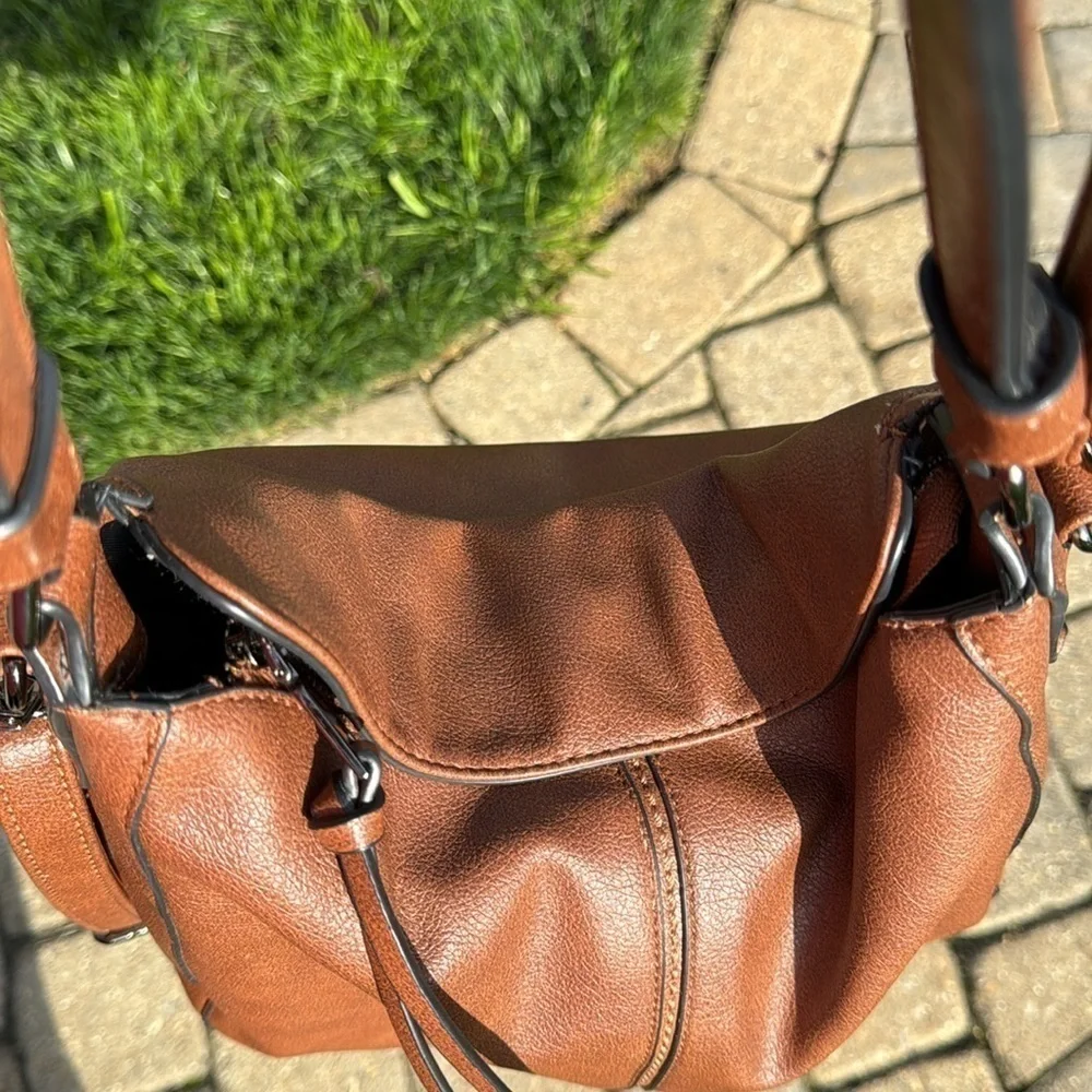 REALER~WOMENS~BROWN~SOFT FAUX LEATHER~SHOULDER BAG~LOTS OF POCKETS~PRE-OWNED~BR